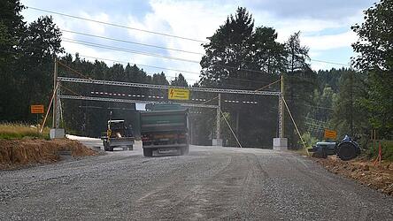 Noch staubt&rsquo;s auf der Fahrbahn. Doch der Neubau der Staatsstra&szlig;e 2150 schreitet z&uuml;gig voran.
