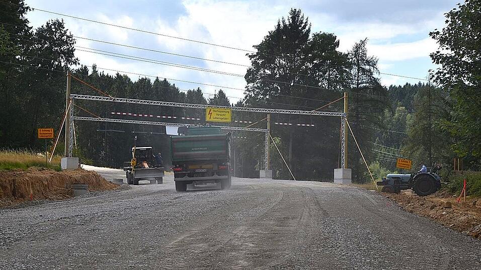 Noch staubt’s auf der Fahrbahn. Doch der Neubau der Staatsstraße 2150 schreitet zügig voran. Noch staubt’s auf der Fahrbahn. Doch der Neubau der Staatsstraße 2150 schreitet zügig voran.