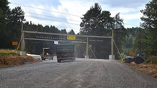 Noch staubt’s auf der Fahrbahn. Doch der Neubau der Staatsstraße 2150 schreitet zügig voran. Noch staubt’s auf der Fahrbahn. Doch der Neubau der Staatsstraße 2150 schreitet zügig voran.