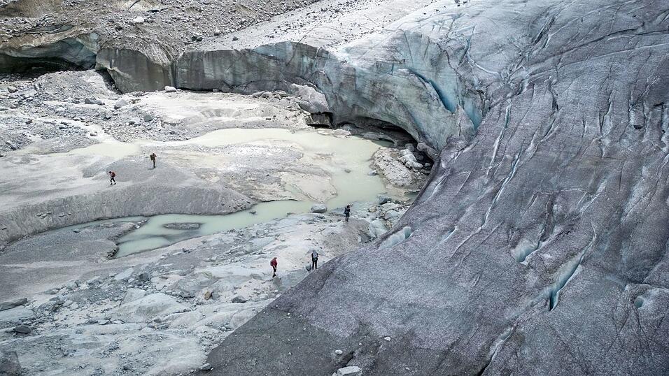 Der Schneemangel im vergangenen Winter und die große Hitze im Sommer haben für die Alpengletscher dramatische Folgen. Der Schneemangel im vergangenen Winter und die große Hitze im Sommer haben für die Alpengletscher dramatische Folgen.