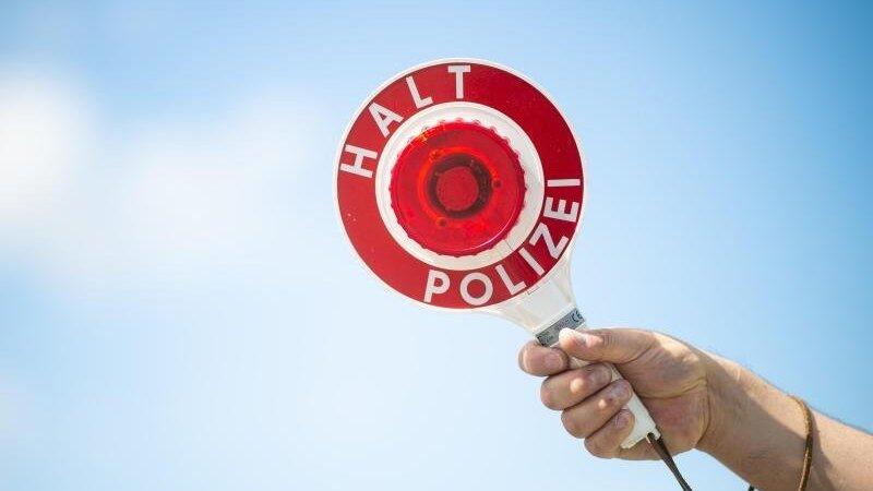 Die Beamten winkten über 100 Autos und 50 Motorräder für Kontrollen heraus. (Symbolbild) Die Beamten winkten über 100 Autos und 50 Motorräder für Kontrollen heraus. (Symbolbild)