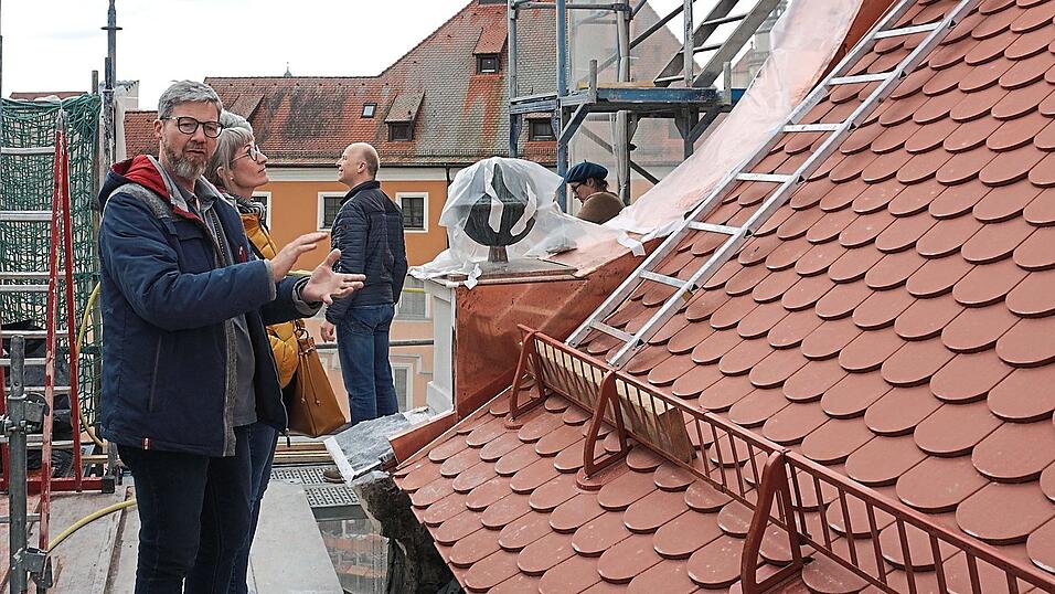 Projektleiter Christian Piwonka erklärt die Sanierungsmaßnahme am Haus. Das Dach des historischen Gebäudes wird mit Biberschwanzziegeln neu eingedeckt. Projektleiter Christian Piwonka erklärt die Sanierungsmaßnahme am Haus. Das Dach des historischen Gebäudes wird mit Biberschwanzziegeln neu eingedeckt.