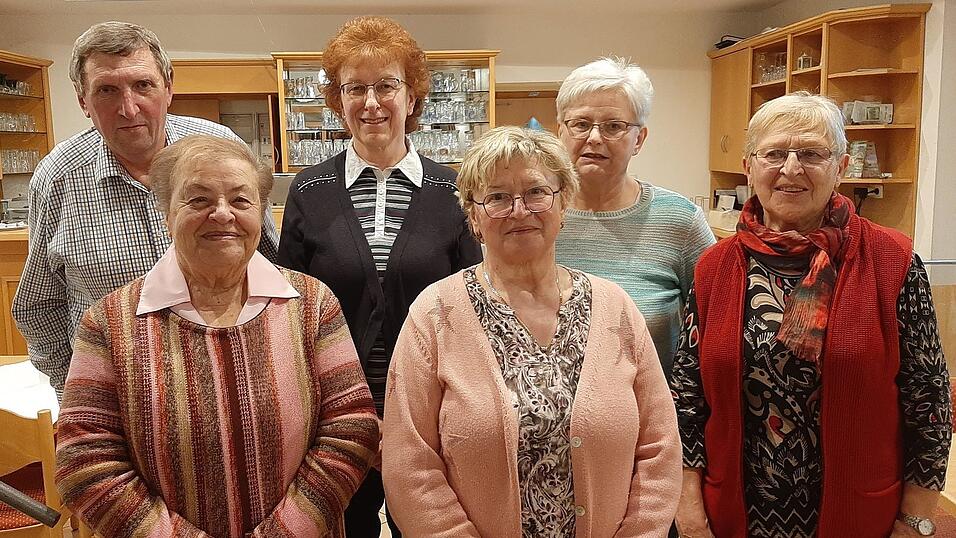 Die wiedergew&auml;hlte Vorstandschaft des OGV mit Robert Sperl und Maria Staudacher (l.) an der Spitze blickt positiv in die Zukunft.