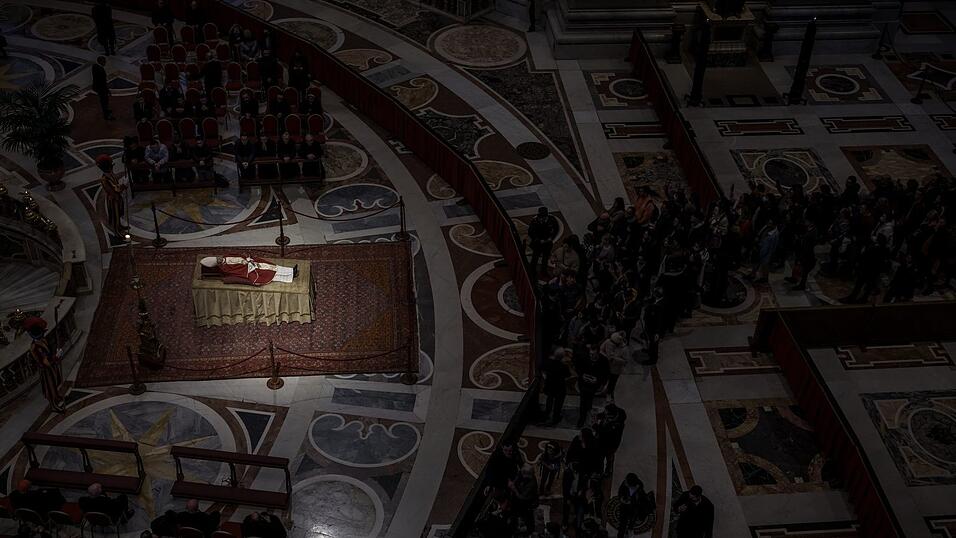 Zuletzt war der emeritierte Papst Benedikt XVI. im Januar 2023 im Petersdom öffentlich aufgebahrt. (Archivbild)