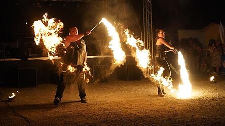 &bdquo;Gef&uuml;hlvoll, kraftvoll, mitrei&szlig;end&ldquo;: Lavea und Hakoon w&auml;hrend ihrer Feuershow.