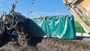 Mit dem Fräs-Misch-Injektionsverfahren verfestigt die DB InfraGO den Untergrund der Moorstelle bei Osterhofen auf rund zwei Kilometern Länge, stellenweise bis zu zwölf Meter tief. Mit dem Fräs-Misch-Injektionsverfahren verfestigt die DB InfraGO den Untergrund der Moorstelle bei Osterhofen auf rund zwei Kilometern Länge, stellenweise bis zu zwölf Meter tief.