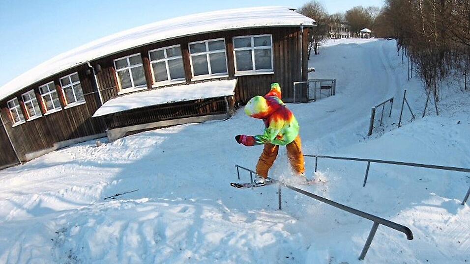 Richard Enzmann macht sein Hobby ab 1. Januar zum Beruf. Hier ist er in Viechtach zu sehen bei einem Frontside Boardslide.
