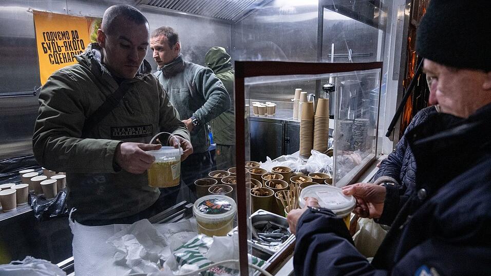 In Kiew geben die Streitkr&auml;fte warme Mahlzeiten f&uuml;r Menschen aus, die in ihren H&auml;usern keinen Strom mehr haben.