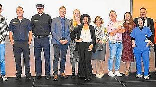 Beim Schlussapplaus erhielten die Spieler und Helfer ihren verdienten Lohn f&uuml;r einen k&ouml;stlichen Theaterabend.