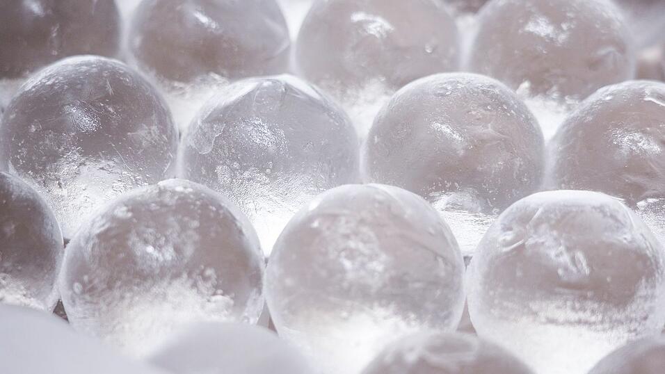 Eiswürfel gibt es auch als Eiskugeln. Eiswürfel gibt es auch als Eiskugeln.