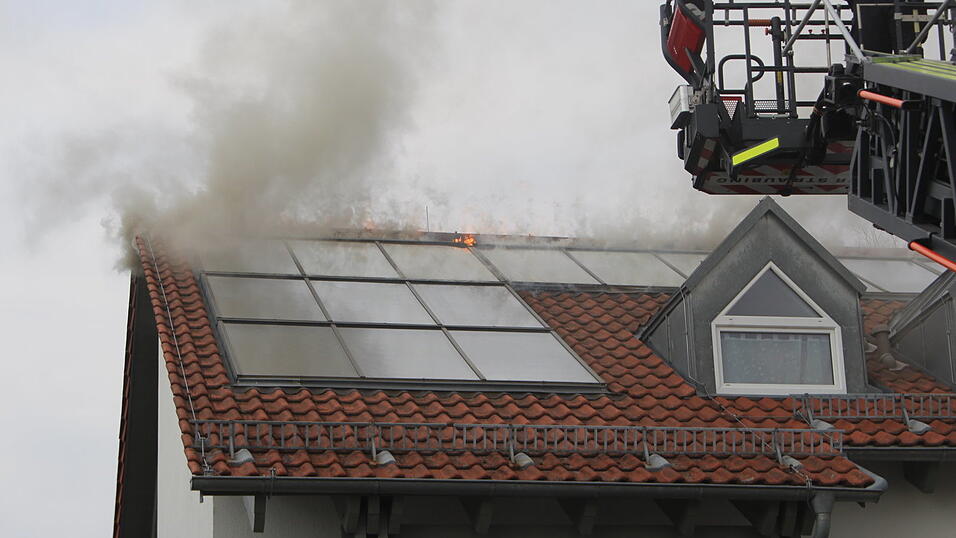 Ausgebrochen ist das Feuer im Dachstuhl