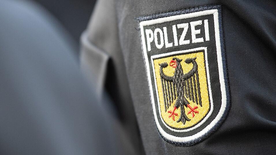 In einem Regionalzug legten Bundespolizisten dem Mann Handschellen an. (Symbolbild) In einem Regionalzug legten Bundespolizisten dem Mann Handschellen an. (Symbolbild)