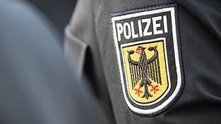 In einem Regionalzug legten Bundespolizisten dem Mann Handschellen an. (Symbolbild) In einem Regionalzug legten Bundespolizisten dem Mann Handschellen an. (Symbolbild)