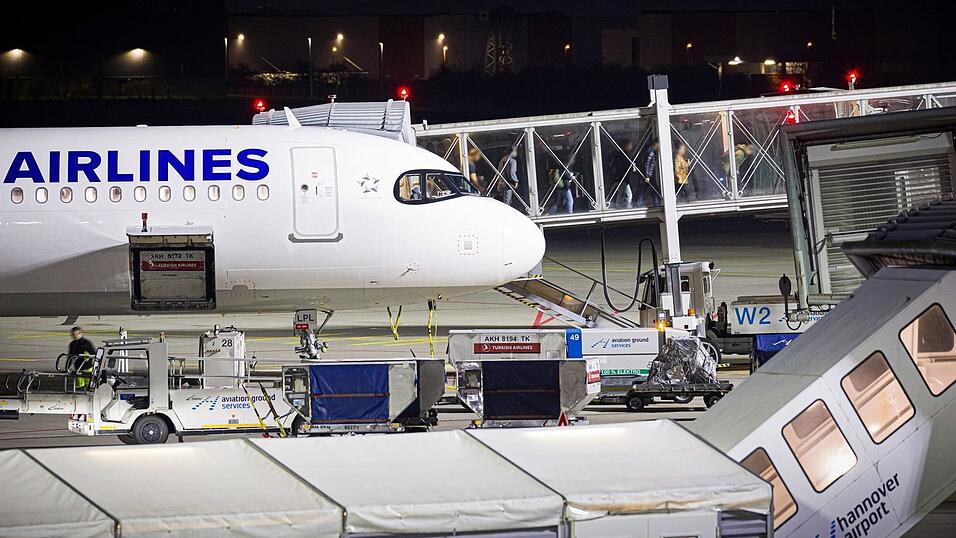 Anfangs buchte die schwarz-rote Bundesregierung nur Plätze auf Linienflügen für die Afghaninnen und Afghanen. Inzwischen werden auch Charterflugzeuge eingesetzt. (Archivfoto) Anfangs buchte die schwarz-rote Bundesregierung nur Plätze auf Linienflügen für die Afghaninnen und Afghanen. Inzwischen werden auch Charterflugzeuge eingesetzt. (Archivfoto)