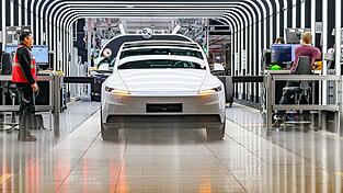 Der US-Elektroautobauer Tesla will die Produktion in seinem Werk in Gr&uuml;nheide noch weiter ankurbeln. (Archivbild)