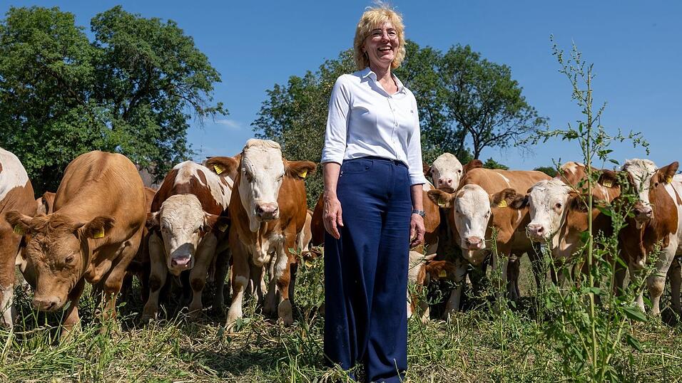 Antje Haberl, Wirtin der Ochsenbraterei und Inhaberin der Haberl Gastronomie, besucht regelm&auml;&szlig;ig 'Ihre' Ochsen