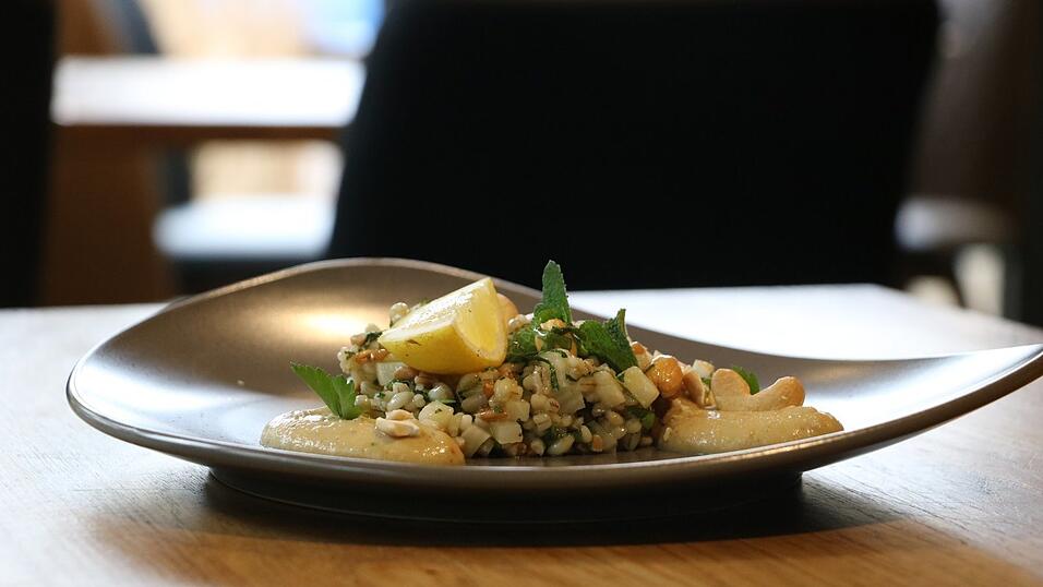 Erfrischend, fruchtig und (fleischlos) rund im Geschmack: Die Graupen Bowl ist nicht nur schmackhaft, sondern auch vegan. Erfrischend, fruchtig und (fleischlos) rund im Geschmack: Die Graupen Bowl ist nicht nur schmackhaft, sondern auch vegan.