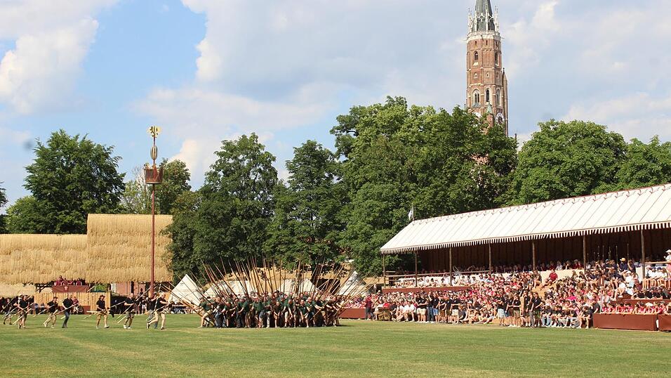 Am 17. Juni fand in Landshut die zweite Wiesenprobe für die Landshuter Hochzeit statt. Am 17. Juni fand in Landshut die zweite Wiesenprobe für die Landshuter Hochzeit statt.
