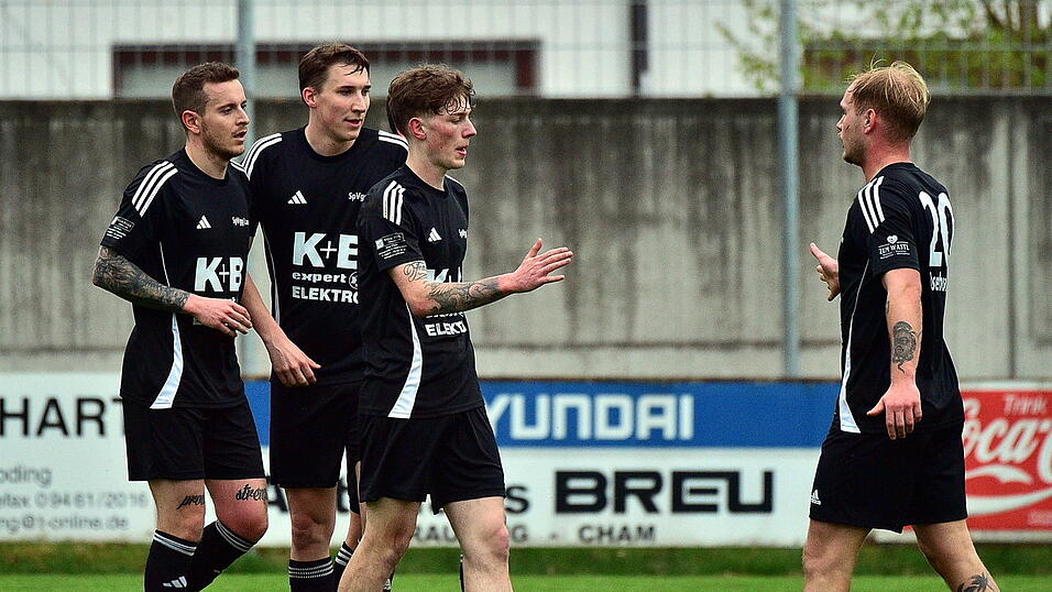 Die Freude &uuml;ber den 1:0-F&uuml;hrungstreffer im Lager der SpVgg Lam w&auml;hrte nur sieben Minuten, dann konnte der TSV Seebach ausgleichen, der am Ende noch mit 2:1 gewann.