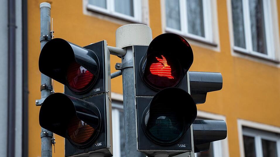 In Nürnberg zeigt die Ampel nach Albrecht Dürers Vorbild einen sitzenden (Rot) und einen springenden Feldhasen (Grün). (Archivbild) In Nürnberg zeigt die Ampel nach Albrecht Dürers Vorbild einen sitzenden (Rot) und einen springenden Feldhasen (Grün). (Archivbild)