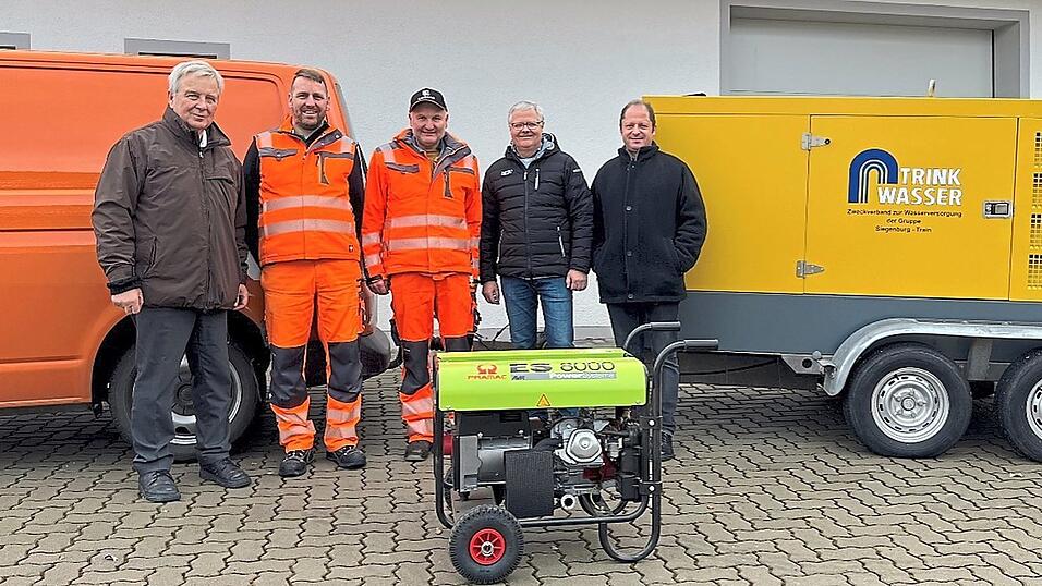 Wasserzweckverbandsvorsitzender Johann Bergermeier, Wasserwart Andreas Dintner, Wassermeister Josef Steinbeck, stellvertretender Vorsitzender Gerhard Zeitler und Geschäftsleiter Georg Bergermeier (v. l.) mit den beiden Aggregaten der Leistungsklassen mit 60 kVA (gelb) und acht kVA (grün).