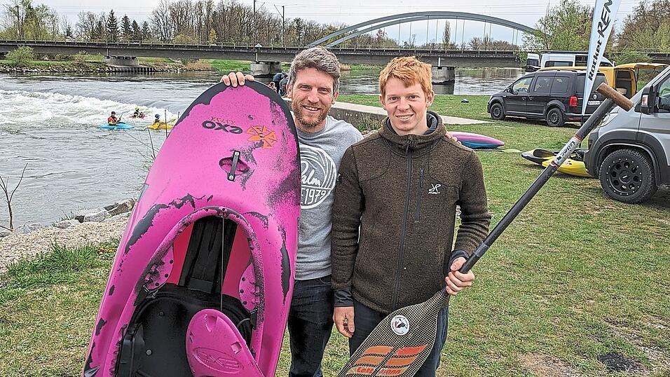 Zwei K&ouml;nner als 'Gastgeber': Der ehemalige Weltklasse-Freestyler Thomas Hinkel (l.) organisiert die am Wochenende beginnenden Kanu-Wettk&auml;mpfe an der Isarwelle. Philip Josef geh&ouml;rt dabei zu den Favoriten und hat sich mit dem Umzug nach Deggendorf einen Trainingsvorteil geschaffen.