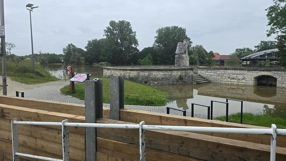 Der Hochwasserschutz rund um den Adler in Straubing wurde zusätzlich verstärkt. Am Dienstagmorgen reicht das Wasser bis zum Treppenaufgang. Der Hochwasserschutz rund um den Adler in Straubing wurde zusätzlich verstärkt. Am Dienstagmorgen reicht das Wasser bis zum Treppenaufgang.