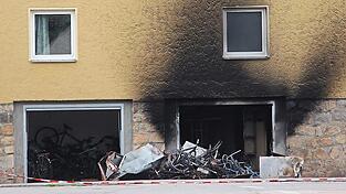 Die Spuren eines nächtlichen Feuers sind noch sichtbar.