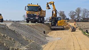 Blick hinter die Absprerrung: Hier verwandelt sich der ehemalige Feldweg zum Rad-und Wirtschaftsweg.