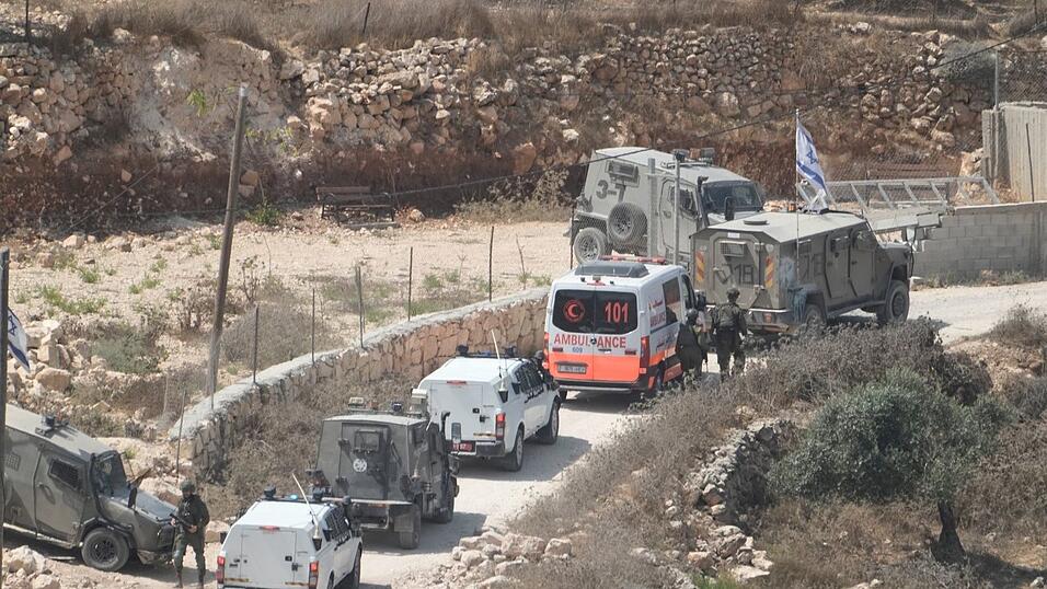Israelische Soldaten und Krankenwagen am Ort eines neuen Angriffs israelischer Siedler in einem palästinensischen Dorf. Israelische Soldaten und Krankenwagen am Ort eines neuen Angriffs israelischer Siedler in einem palästinensischen Dorf.