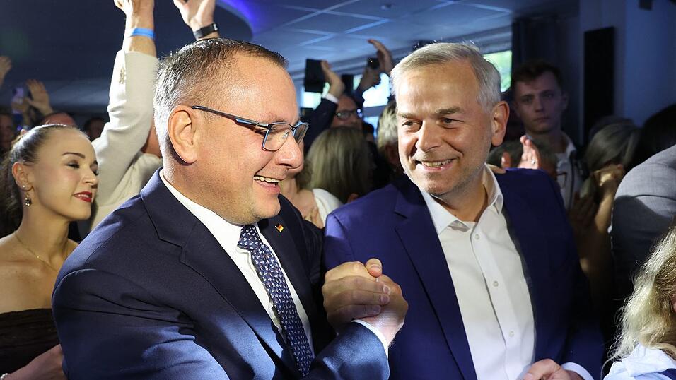 AfD-Co-Chef Tino Chruppalla (links) spricht von einem «sensationellen Ergebnis» für seine Partei und feiert mit Mecklenburg-Vorpommerns AfD-Wahlsieger Leif-Erik Holm. AfD-Co-Chef Tino Chruppalla (links) spricht von einem «sensationellen Ergebnis» für seine Partei und feiert mit Mecklenburg-Vorpommerns AfD-Wahlsieger Leif-Erik Holm.