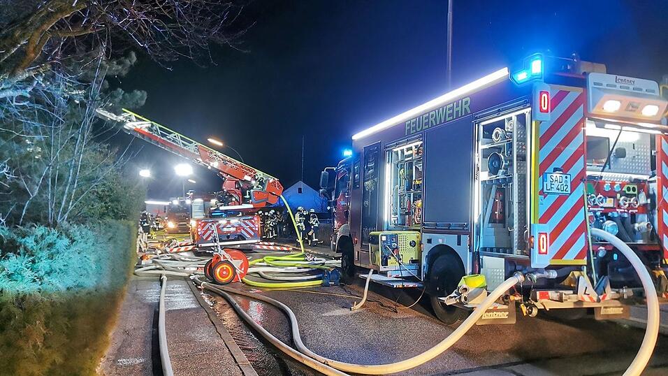Feuerwehreinsatz in der Nacht von Donnerstag auf Freitag in Burglengenfeld. Dort stand der Dachstuhl eines Einfamilienhauses in Flammen.