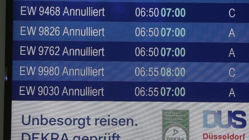 Die Infotafel im Flughafen zeigt annullierte Eurowings Fl&uuml;ge, nachdem die Fluggesellschaft von einem Warnstreik des Kabinenpersonals betroffen ist.