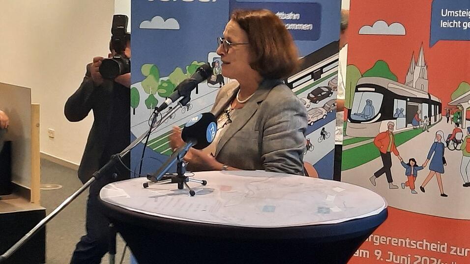 Oberbürgermeisterin Gertrud Maltz-Schwarzfischer betrat kurz nach 21 Uhr den Raum.