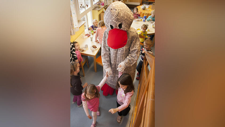 20 Kindergartenkinder des Städtischen Kindergartens in Sossau testen Anfang Januar für drei Wochen ein besonderes Projekt der Mediengruppe Straubinger Tagblatt//Landshuter Zeitung. Nach dem Zeitungsprojekt in Schulen starten die Redakteure der Jugend- und Schulredaktion das Pilotprojekt 'Zeitung im Kindergarten'. Besonderes Highlight: Zeitungsmaskottchen Paula Print. 20 Kindergartenkinder des Städtischen Kindergartens in Sossau testen Anfang Januar für drei Wochen ein besonderes Projekt der Mediengruppe Straubinger Tagblatt//Landshuter Zeitung. Nach dem Zeitungsprojekt in Schulen starten die Redakteure der Jugend- und Schulredaktion das Pilotprojekt 'Zeitung im Kindergarten'. Besonderes Highlight: Zeitungsmaskottchen Paula Print.
