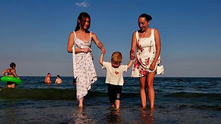 Elena (li.), Erast und Larissa am Strand von Odesa