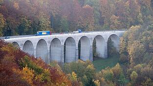 Die Autobahn GmbH bittet Autofahrerinnen und Autofahrer, keine Schleichwege zu nutzen und Navi-Systeme auszuschalten. (Archivbild) Die Autobahn GmbH bittet Autofahrerinnen und Autofahrer, keine Schleichwege zu nutzen und Navi-Systeme auszuschalten. (Archivbild)