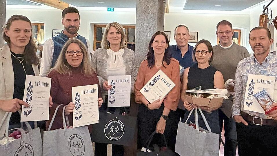 Langjährige Mitglieder wurden für ihre Treue zum Verein ausgezeichnet. Langjährige Mitglieder wurden für ihre Treue zum Verein ausgezeichnet.