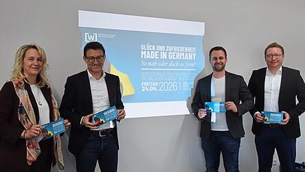 Bianca H&ouml;lzl (von links) und Julian Friedrich (Kommunikation BMW Dingolfing), Felix W&auml;lischmiller und Matthias Bergander (Vorsitzende der Wirtschaftsjunioren Dingolfing-Landau) stellten das Programm des Wirtschaftstags 2026 vor.