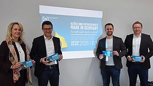 Bianca H&ouml;lzl (von links) und Julian Friedrich (Kommunikation BMW Dingolfing), Felix W&auml;lischmiller und Matthias Bergander (Vorsitzende der Wirtschaftsjunioren Dingolfing-Landau) stellten das Programm des Wirtschaftstags 2026 vor.