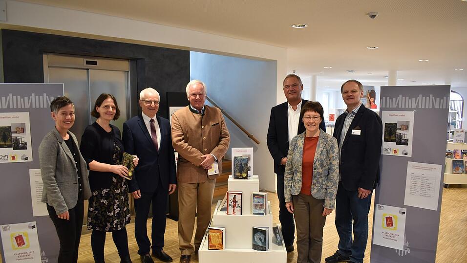 Das Highlight 2019 war f&uuml;r Thomas Jablonski die Verleihung des 'Dingolfinger Snapbooks' an Jugendbuchautorin Margit Ruile (Zweite von links) - organisiert von einem P-Seminar des Gymnasiums Dingolfing.