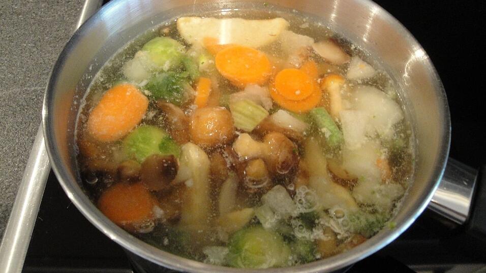 Das Gemüse in einem Topf mit Wasser aufgießen und köcheln lassen, bis das Gemüse noch einen guten Biss hat.