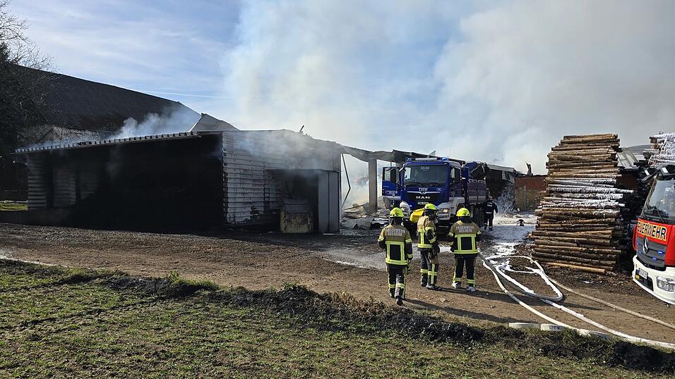 Die Flammen griffen auf eine Halle und ein Hackschnitzellager &uuml;ber &ndash; mit teuren Folgen.