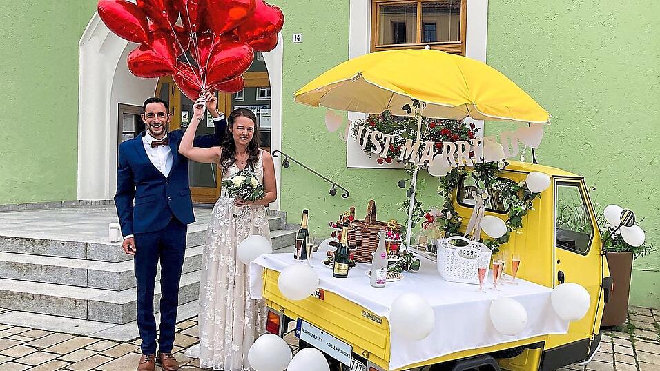 Michele und Franziska Ferraro mit ihrer „Hochzeits-Ape“ vor dem Waldmünchner Rathaus.