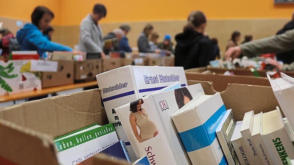 Ratgeber und Romane, Krimis und Kinderbücher, Fantasie und Reise - das Sortiment beim ersten Bücherbasar umfasste über 3.000 Exemplare. Ratgeber und Romane, Krimis und Kinderbücher, Fantasie und Reise - das Sortiment beim ersten Bücherbasar umfasste über 3.000 Exemplare.