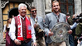 Die Tatsache, dass er f&uuml;r die j&auml;hrlich 20.000 Euro, die er in seinem Nebenjob als Vorsitzender des Verwaltungsrats vom FC Bayern M&uuml;nchen seit 2021 bezieht, pflichtwidrigerweise keine Genehmigung eingeholt hat, holt Dieter Reiter (l.) dieser Tage ein. (Archiv)