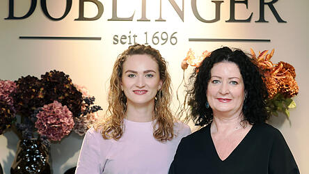 Brigitte Riedl (rechts) und Sophia Schwarz. Das Mutter-Tochter-Gespann f&uuml;hrt die Firma in vierter und f&uuml;nfter Generation. Unter Brigitte Riedl erfolgte die Ausweitung des Portfolios auf die Bereiche Wohnen und Design.