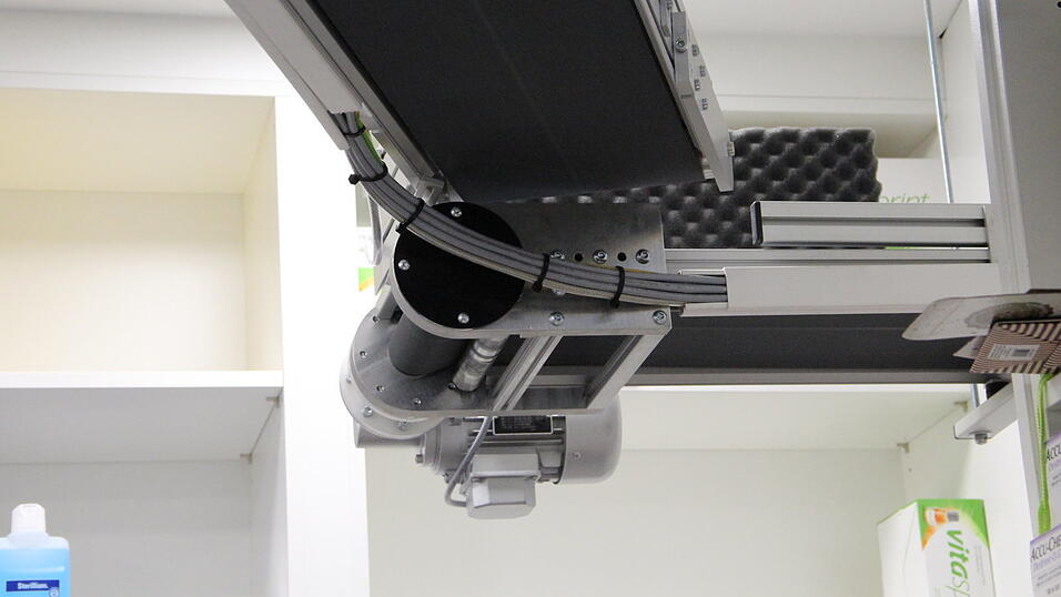 Die Medikamente werden &uuml;ber ein Flie&szlig;band geliefert.