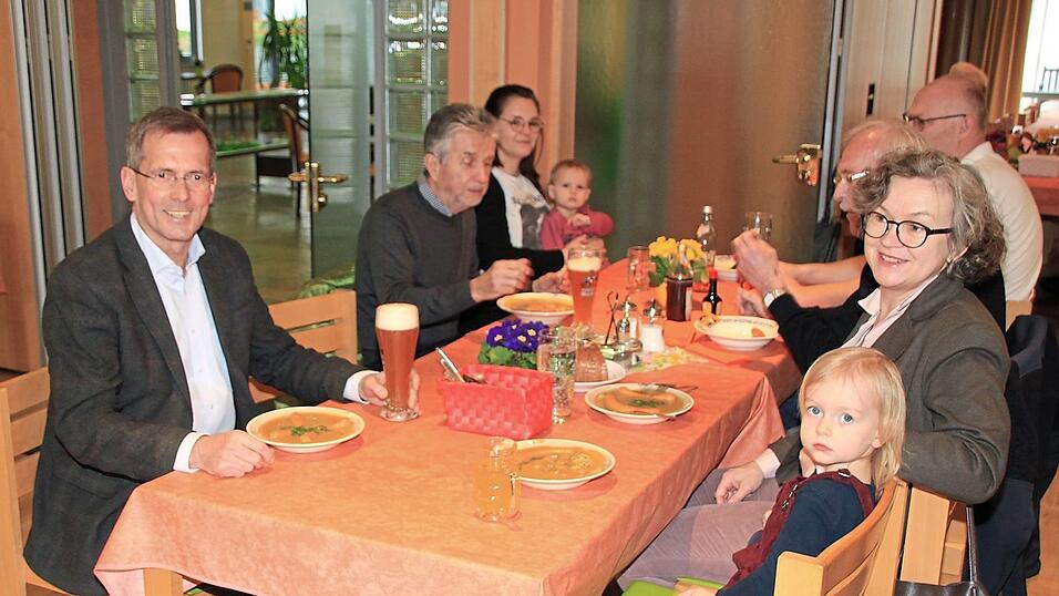 Auch B&uuml;rgermeister Helmut Steininger lie&szlig; sich die Suppe schmecken.