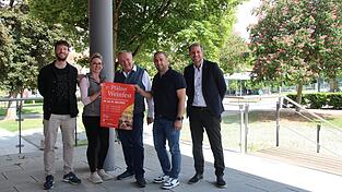 Michael Steinberger (v. l.) und Pia Wimmer vom Kulturamt, &bdquo;Auktionator&ldquo; Hans Herrmann, Kulturreferent Daniel Jester und B&uuml;rgermeister Matthias Kohlmayer stellten das Programm des Weinfests vor.